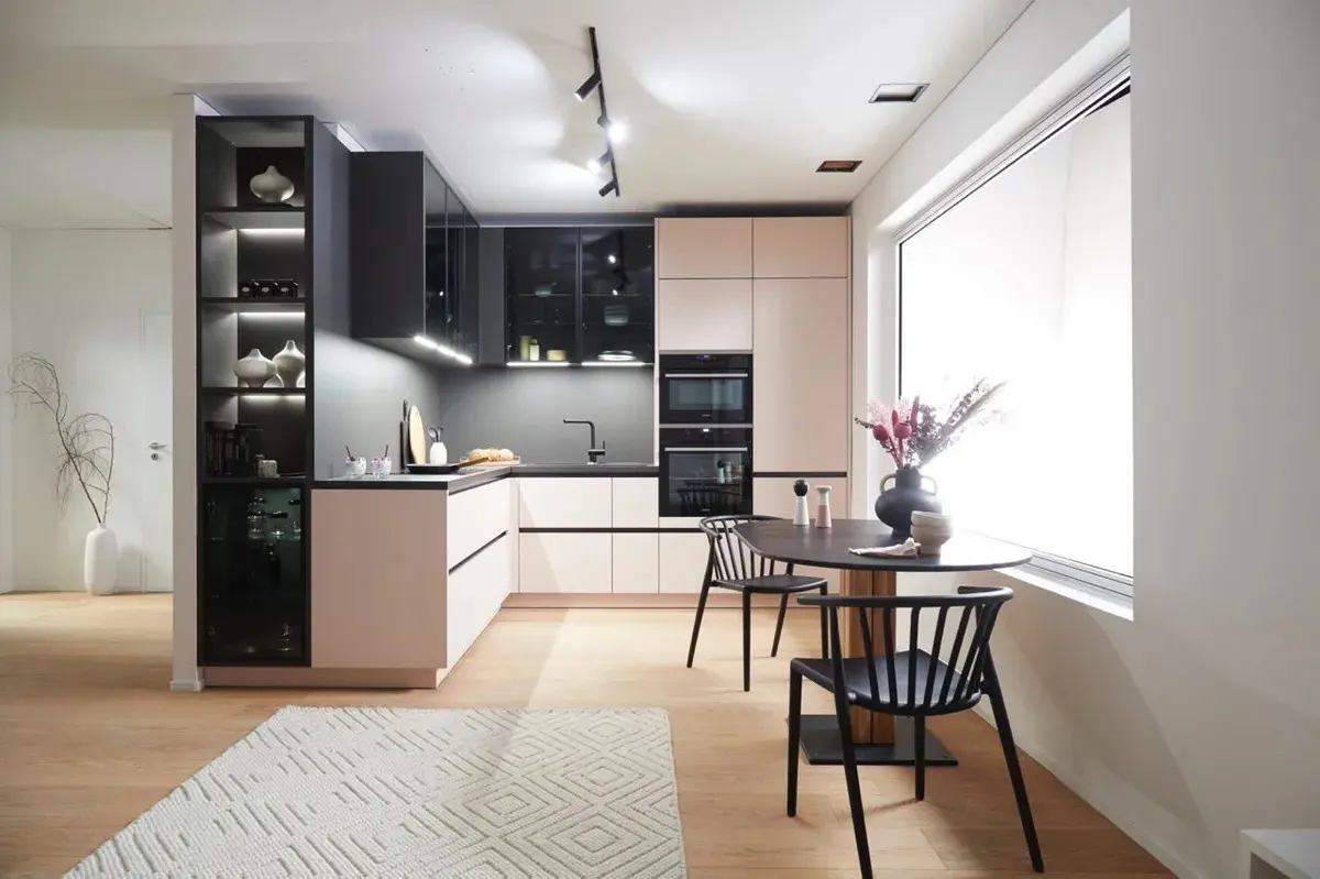 Contur moderne L-Küche Zartrose